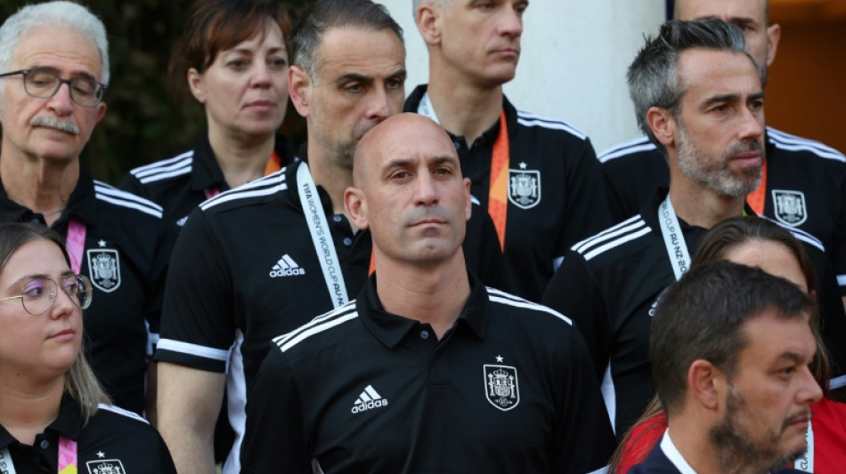 Crece la presi&oacute;n sobre el presidente de la Federaci&oacute;n Espa&ntilde;ola por el beso a Jenni Hermoso