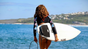 En Reuni&oacute;n, el surf renace despu&eacute;s de los ataques de tiburones