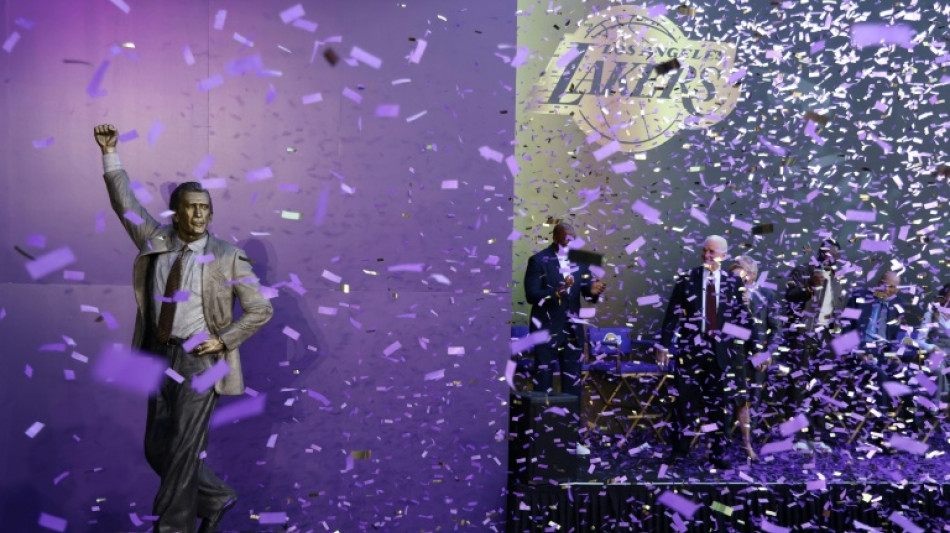 Los Angeles Lakers homenageia lend&aacute;rio treinador Pat Riley com est&aacute;tua