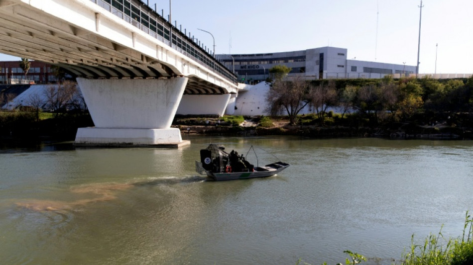 Hallan a 23 migrantes ocultos en la cabina de un cami&oacute;n en Texas