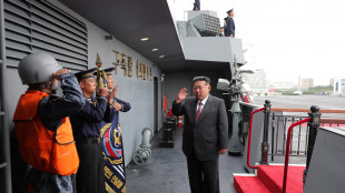 Corea del Nord:Kim visita nave da guerra da 5mila tonnellate