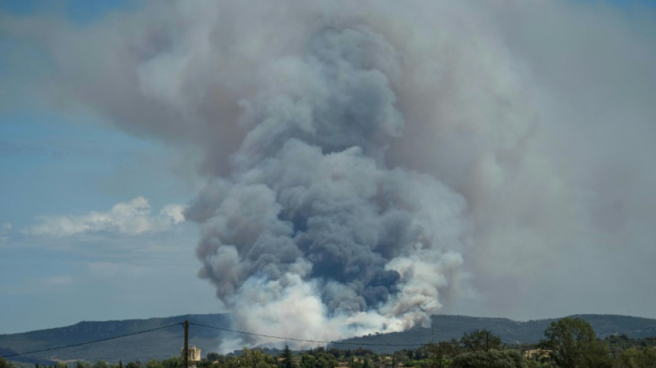 Un feu parcourt 450 hectares près de Narbonne, habitants confinés et A9 fermée