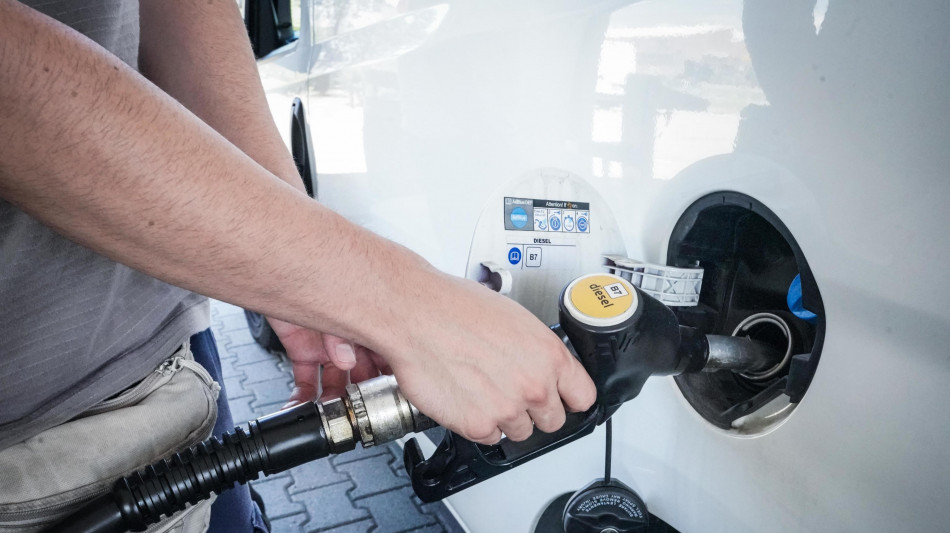 Aiscat, 'accogliamo la proposta del Mit per calmierare il prezzo dei carburanti'