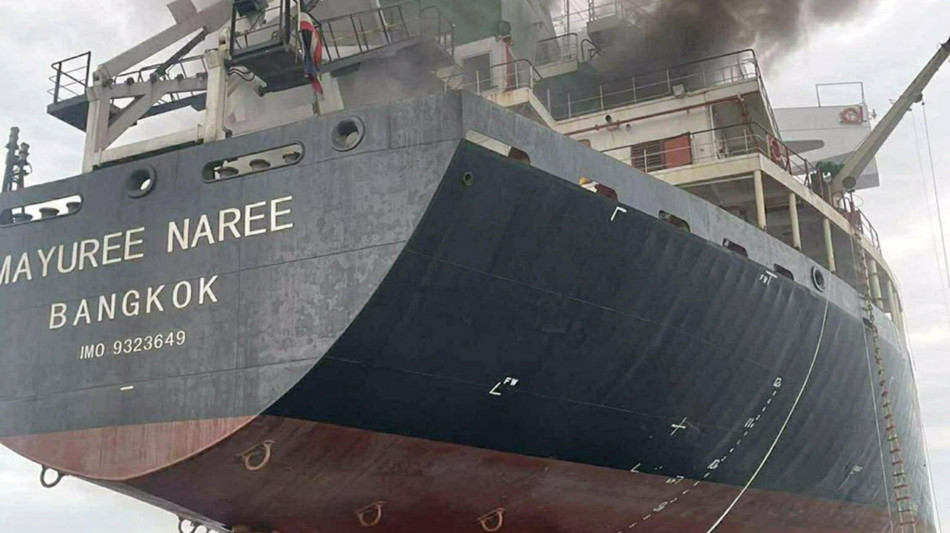 Tre membri dell'equipaggio della nave attaccata, intrappolati nella sala macchine