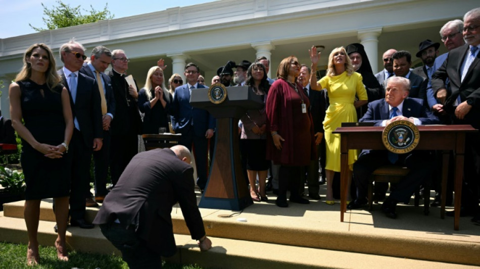 Trump celebra el Día Nacional de la Oración hablando de "vírgenes" y "sueños divinos"