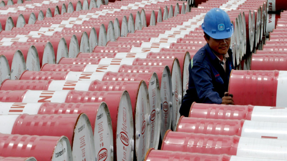 Il petrolio cede terreno a New York, a 92,70 dollari al barile