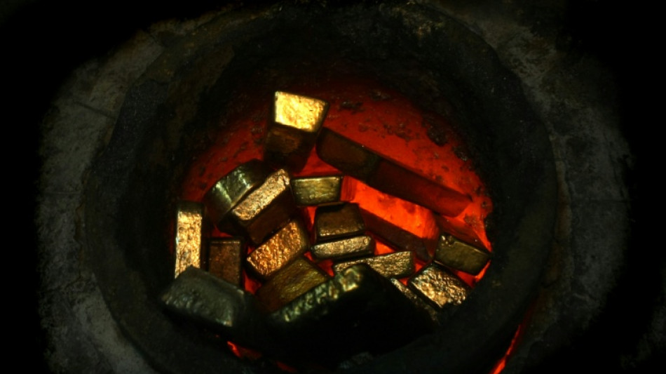 El oro alcanza un precio récord y el dólar cae ante los temores por los aranceles de EEUU