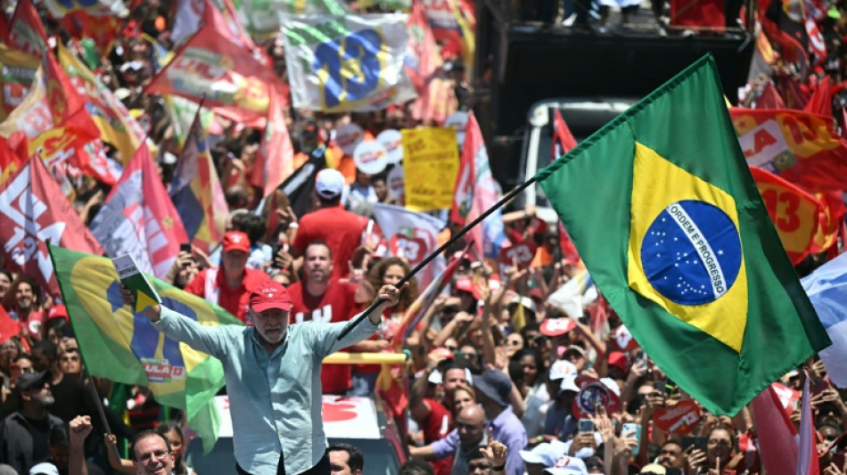 Lula y Bolsonaro re&uacute;nen multitudes antes de duelo final en Brasil 