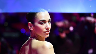 A Palermo paparazzi a caccia di Dua Lipa e Callum Turner