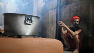 Los hombres santos del hinduismo, autorizados a estar desnudos en un templo nepalés