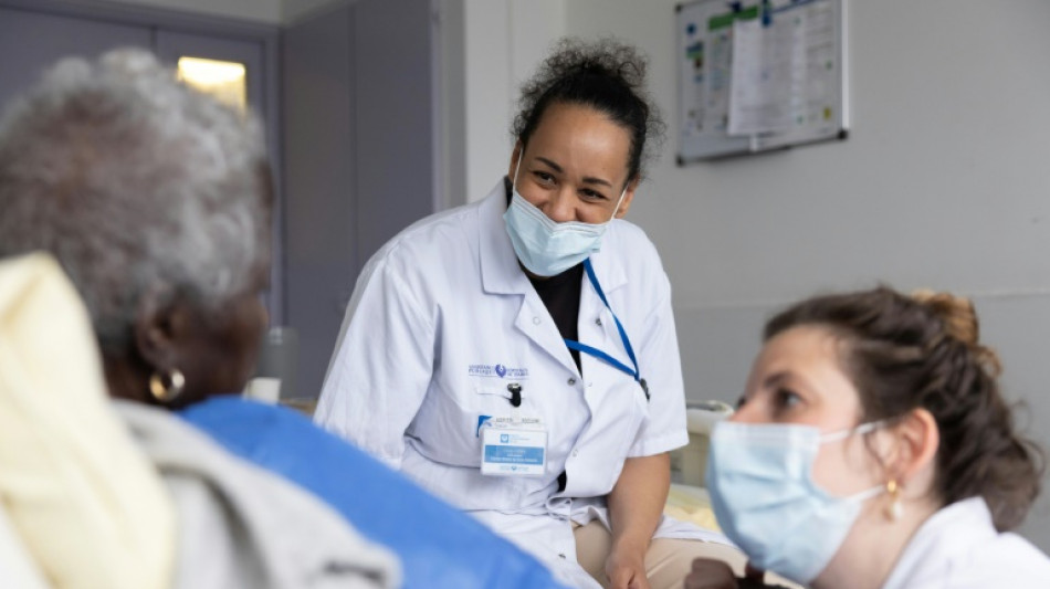 En soins palliatifs, une équipe mobile hospitalière au côté de patients et soignants