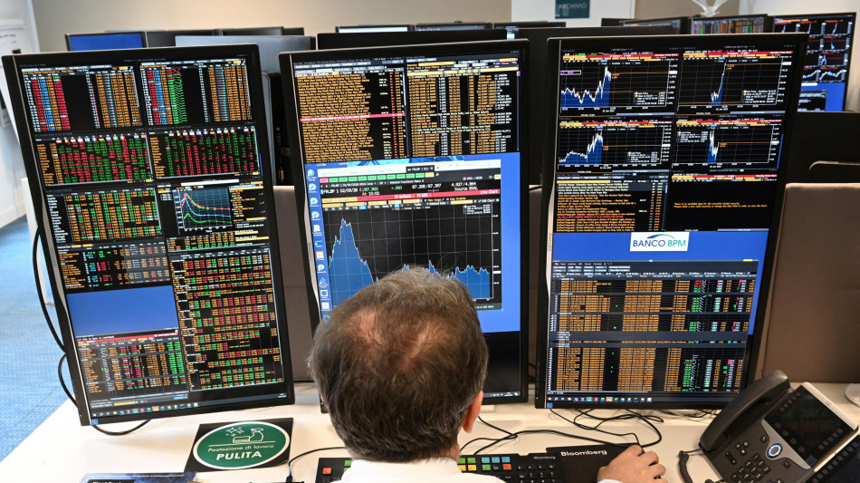 Borsa: Milano gira in rialzo, Ftse Mib +0,4%