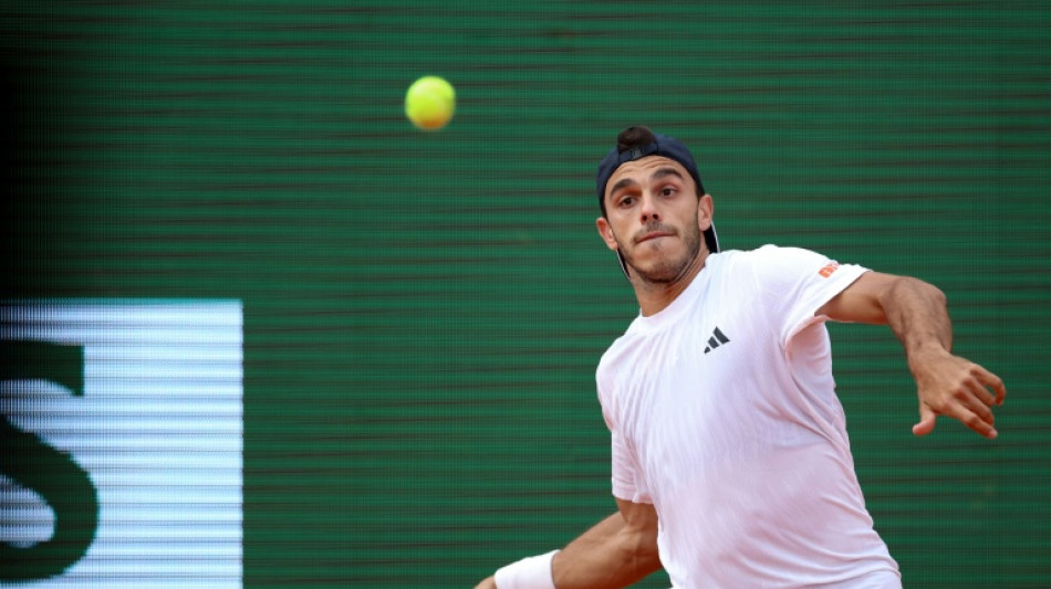 Cer&uacute;ndolo elimina en Montecarlo a Tsitsipas, triple campe&oacute;n del torneo