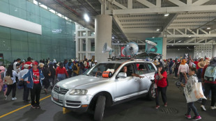 Una protesta de maestros bloquea los accesos al principal aeropuerto de México
