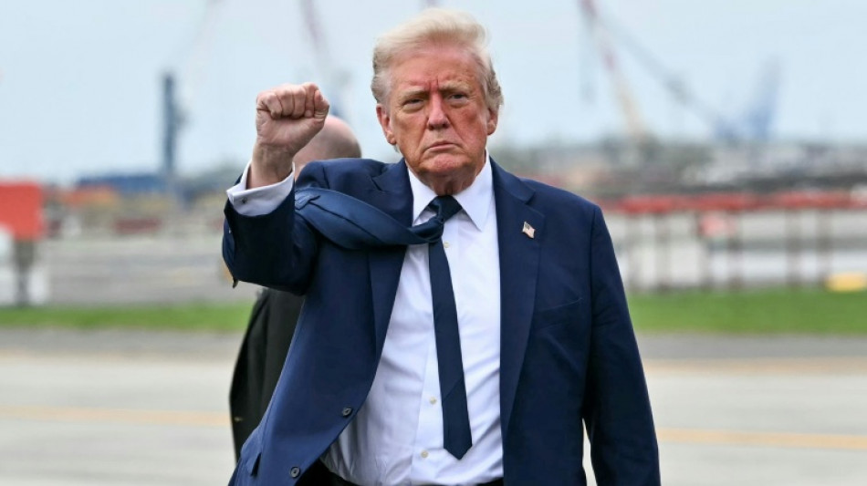 Después de 100 días, Trump "pasa un muy buen rato" pero pierde terreno en los sondeos