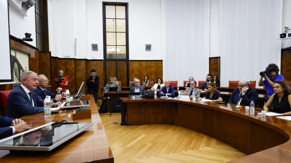 Urso, 'presto altri soggetti per l'ex Ilva, nessuno spezzatino'