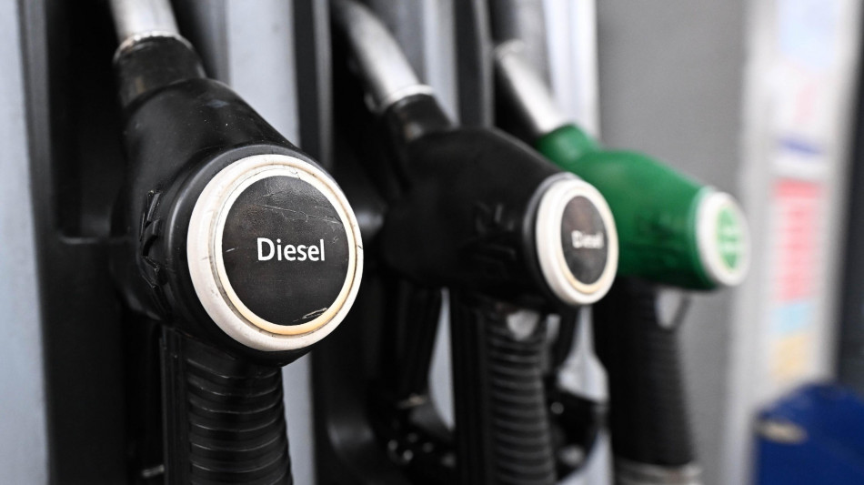 Mimit, prezzo medio self benzina a 1,966 euro al litro, gasolio a 1,974 euro