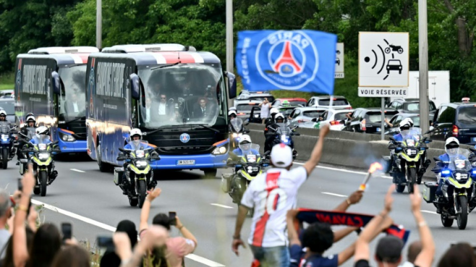 Sur les Champs-Elysées, une parade "incroyable" des joueurs du PSG pour leurs supporters