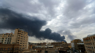Israël frappe l'aéroport et des centrales électriques à Sanaa aux mains des Houthis