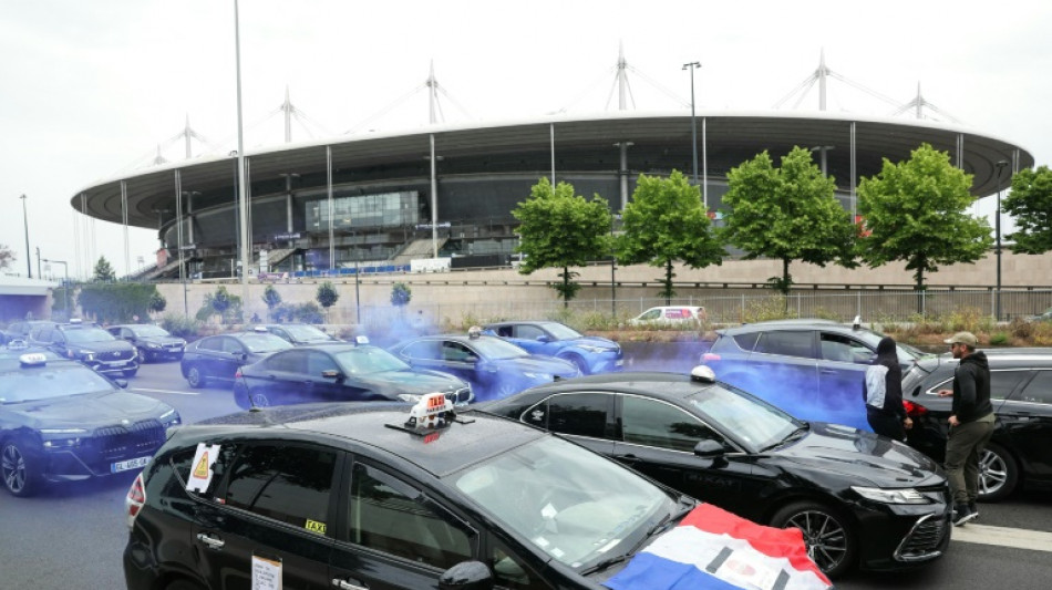 Les taxis manifestent à Paris et Pau pour un quatrième jour de mobilisation