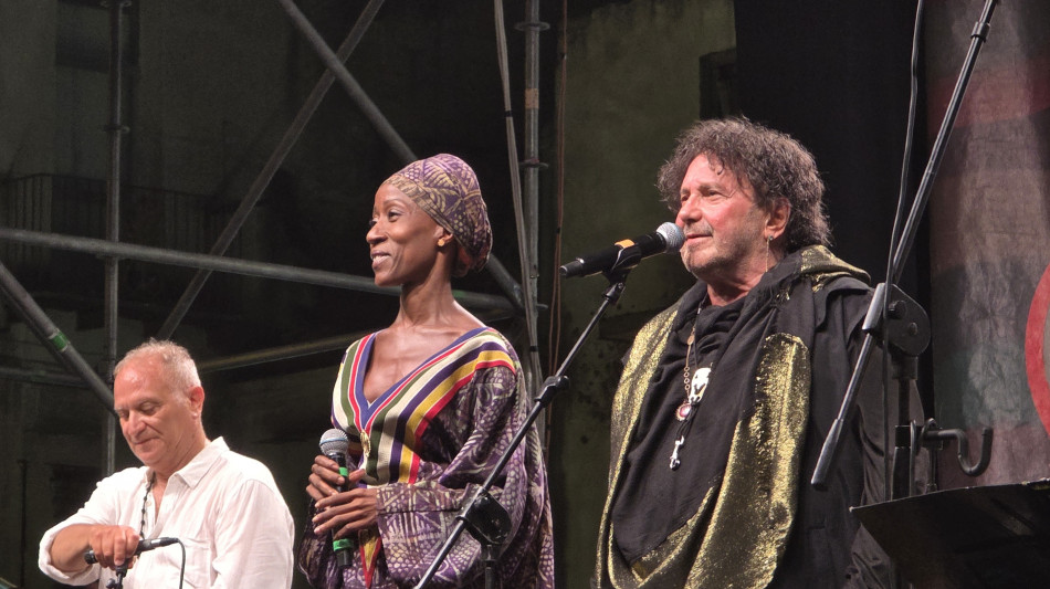 Avitabile emoziona la piazza col suo concerto 'multitutto' e con Napoli nel cuore