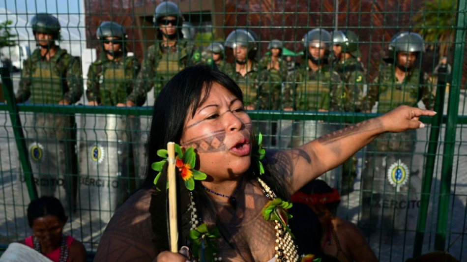 Un projet de voie ferr&eacute;e en Amazonie s&egrave;me le trouble pendant la COP30