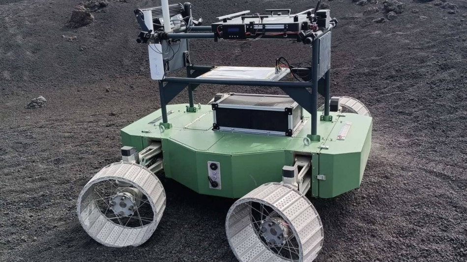 Agenzia spaziale italiana testa robot 'Rover Etna' sul vulcano