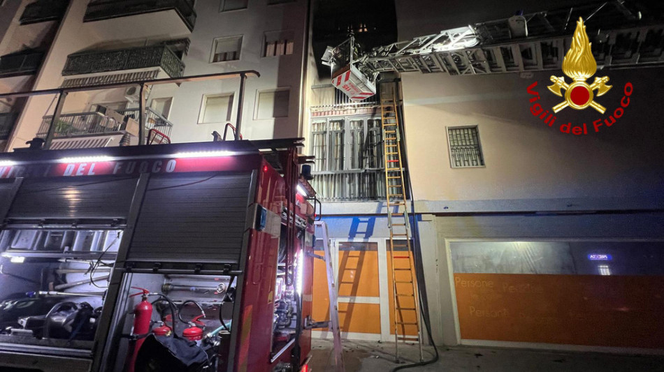 Incendio in condominio, tre morti nel Milanese