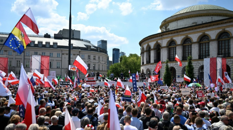 Présidentielle en Pologne: démonstration de force de chaque camp à une semaine du 2e tour