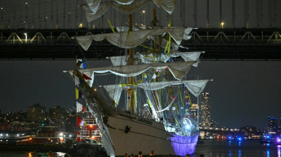 Un voilier de la marine mexicaine heurte le pont de Brooklyn à New York