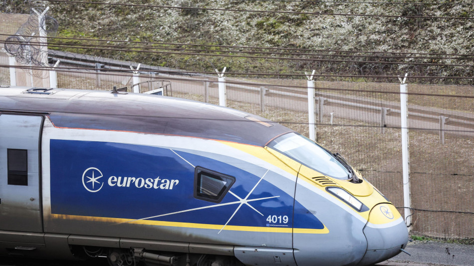 Eurostar esorta passeggeri a non viaggiare, gravi disagi nel tunnel della Manica