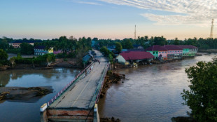 Militares auxiliam v&iacute;timas de inunda&ccedil;&otilde;es na &Aacute;sia, que provocaram mais de mil mortes