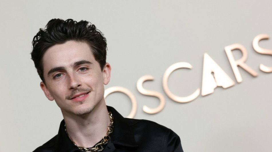 Timoth&eacute;e Chalamet se prend les pieds dans le tapis des Oscars