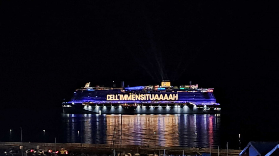 La nave davanti a Sanremo dedicata ai Pooh, "dell'immensit&agrave;hhh"