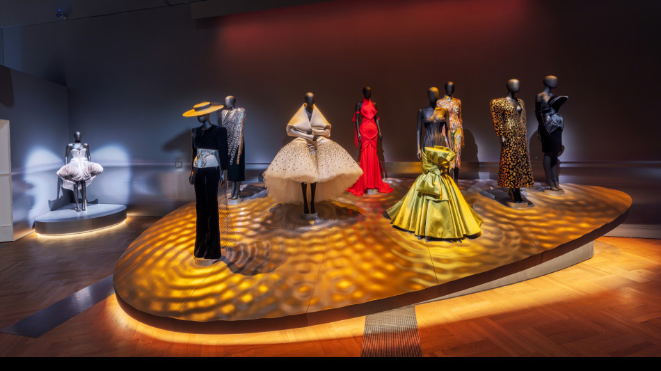 Il surrealismo di Schiaparelli al Victoria Albert Museum