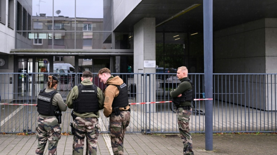 Adolescente de 14 anos é detido na França após esfaquear professora