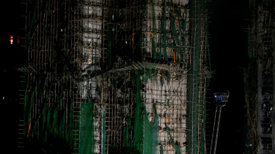 Hong Kong busca a cientos de desaparecidos tras el incendio que dej&oacute; al menos 83 muertos