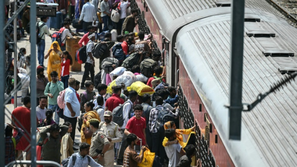 Dans la gare de Jammu, des centaines d'Indiens en fuite