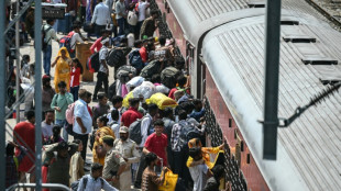 Dans la gare de Jammu, des centaines d'Indiens en fuite