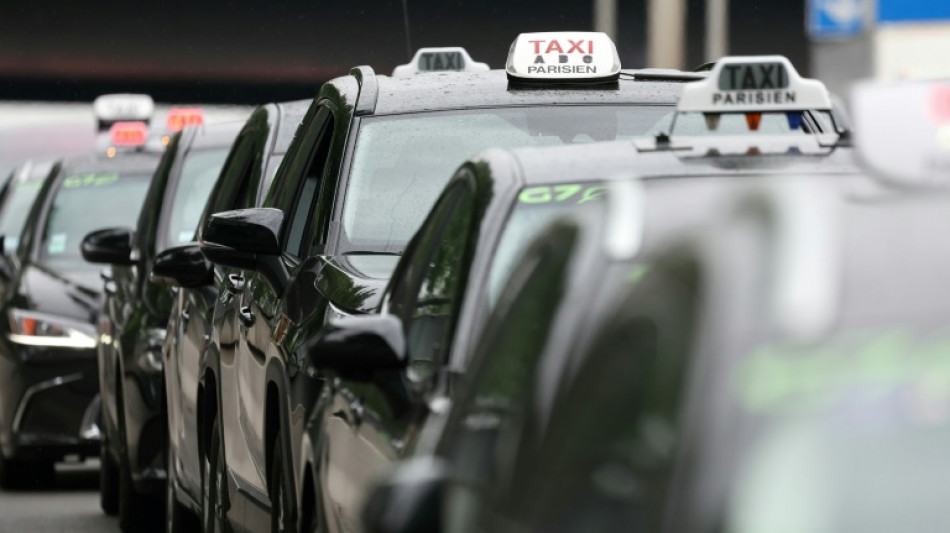 Les taxis en colère bloquent les accès à des gares parisiennes