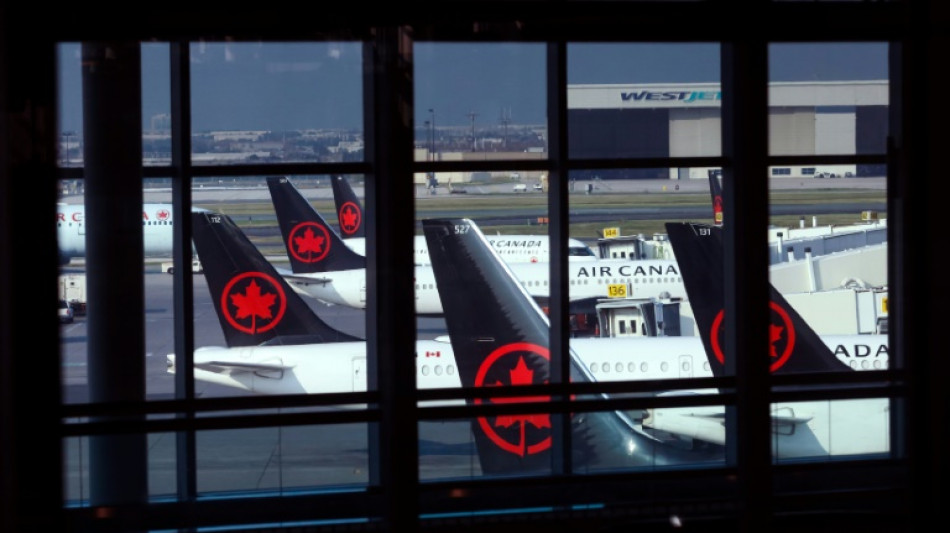 Auxiliares de vuelo de Air Canada se declaran en huelga y paralizan el servicio