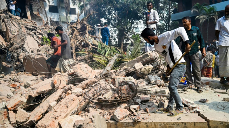 Bangladesh: des manifestants détruisent des bâtiments liés à l'ex-dirigeante renversée