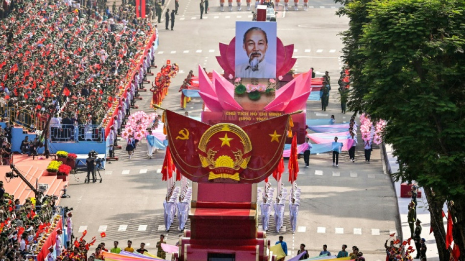 Vietnam celebra con un gran desfile militar los 50 años de la toma de Saigón