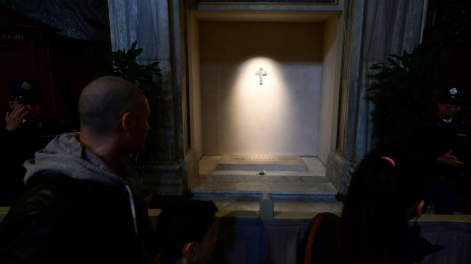 Miles de personas siguen honrando al papa Francisco a la espera del cónclave