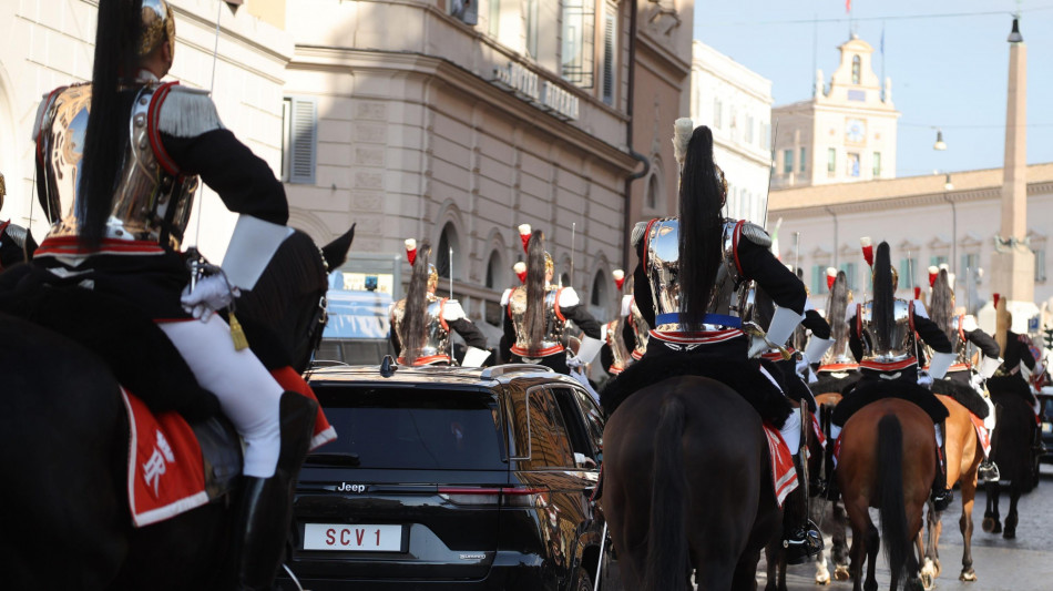 Trentadue corazzieri a cavallo, Leone attraversa Roma