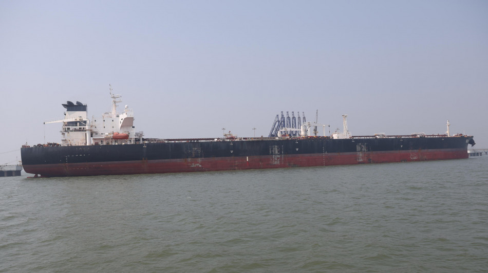 Media Iran, bloccato transito a Hormuz dopo i raid in Libano