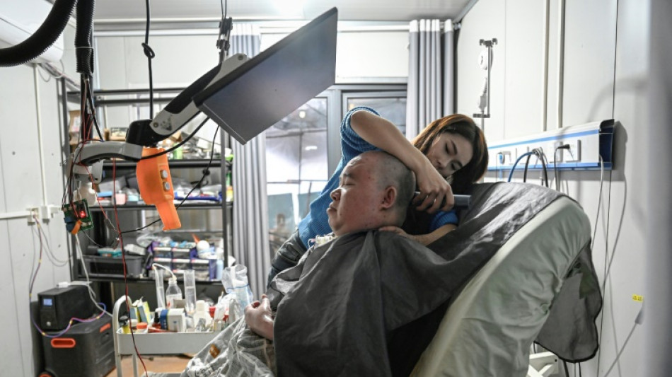 Paralys&eacute;, un Chinois dirige sa ferme d'un simple doigt