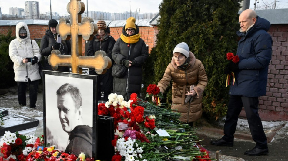 Ein Jahr nach Tod von Nawalny: Hunderte Menschen am Grab in Moskau
