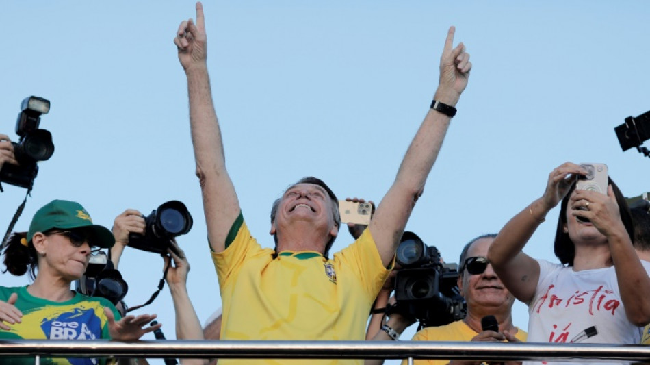 Sur les lieux des émeutes de Brasilia, Bolsonaro promet de "continuer le combat"