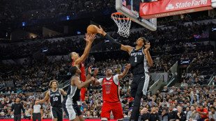NBA: le retour de Fox porte les Spurs, les Lakers stopp&eacute;s par les Hawks